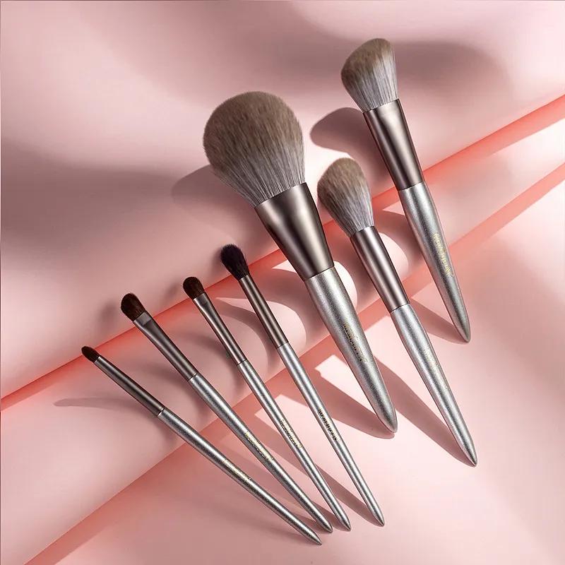 Products with natural and long-lasting makeup effects